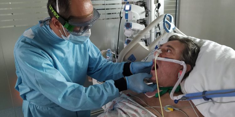 Logopedas do Chuvi atenderon a unha trintena de pacientes con Covid-19 nas UCIs