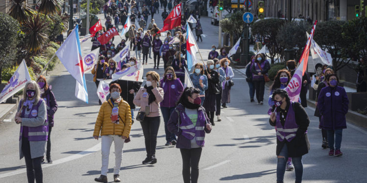 Vigo celebró con distancias y ambiente festivo la primera de sus marchas del 8M