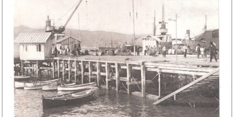 Llegan las primeras grúas a Vigo y se desmonta la batería de A Laxe