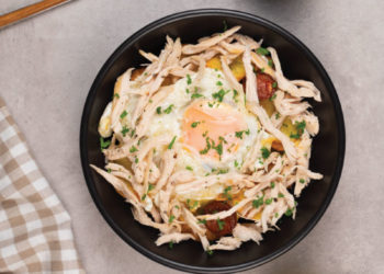 Pollo con huevos fritos y chorizo