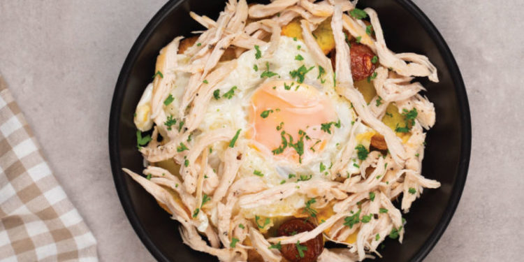 Pollo con huevos fritos y chorizo