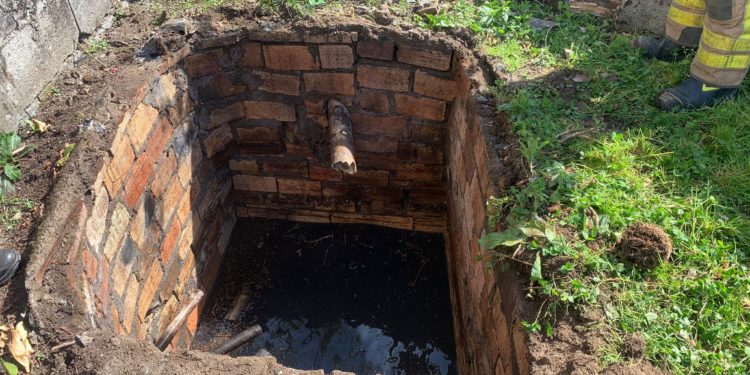 Una mujer cae a un pozo de purines en Ponteareas y avisa con su móvil para ser rescatada