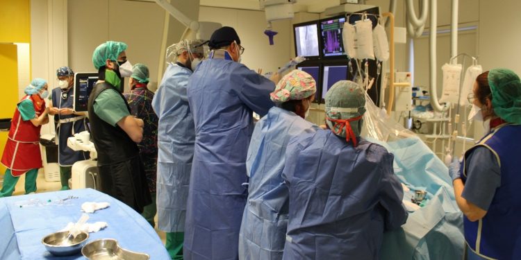 El Hospital Vithas Vigo implanta el primer dispositivo “mitraclip” en la sanidad privada gallega