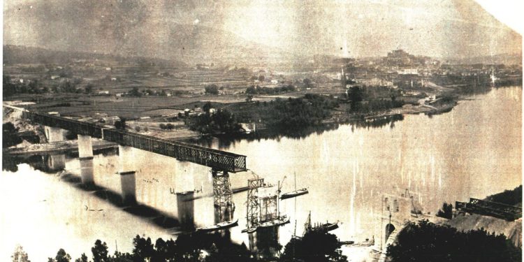 Tui presume da súa vella Ponte Internacional