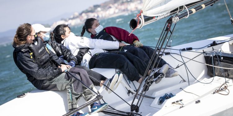Baiona lidera la Regata de la Mujer tras cuatro pruebas muy duras con vientos de 28 nudos
