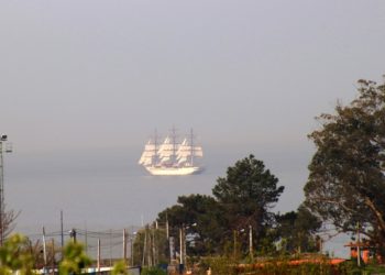 El «Sea Cloud Spirit» iza sus velas por primera vez en la ría de Vigo