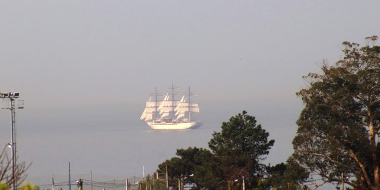 El «Sea Cloud Spirit» iza sus velas por primera vez en la ría de Vigo