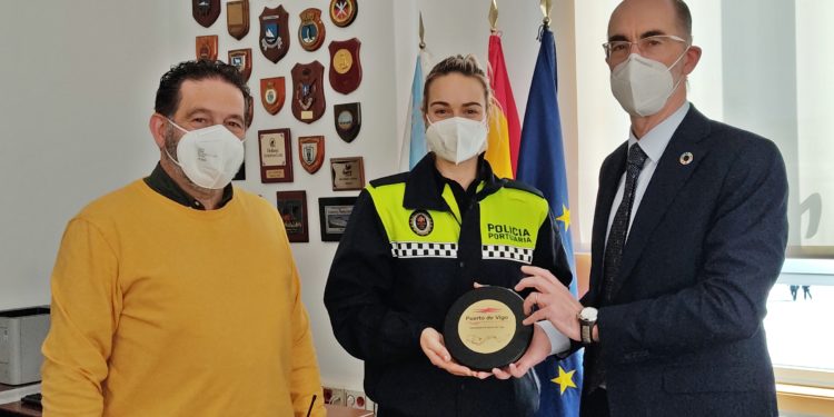 Policía en el Puerto de Vigo y saltadora de oro