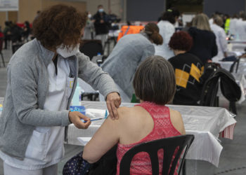 El área sanitaria de Vigo vacuna a 1.543 personas de entre 50 y 55 años en seis horas