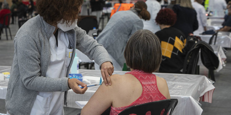 El área sanitaria de Vigo vacuna a 1.543 personas de entre 50 y 55 años en seis horas