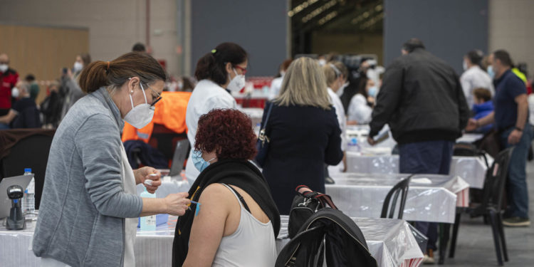 La vacunación con AstraZeneca a personas de 55 a 65 años comenzará tras la Semana Santa