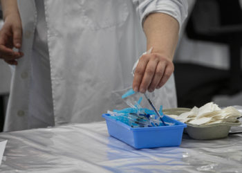 Los Colegios Médicos denuncian que faltan 250 facultativos de medicina privada por vacunar