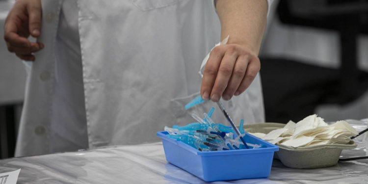 Los Colegios Médicos denuncian que faltan 250 facultativos de medicina privada por vacunar