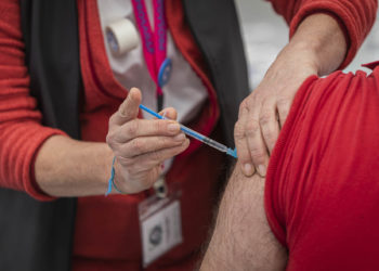 El área sanitaria de Vigo sufre una nueva subida de casos activos y la peor evolución de Galicia