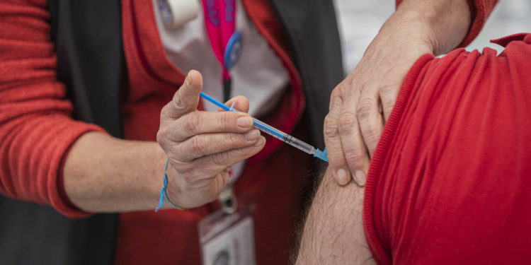 El área sanitaria de Vigo sufre una nueva subida de casos activos y la peor evolución de Galicia