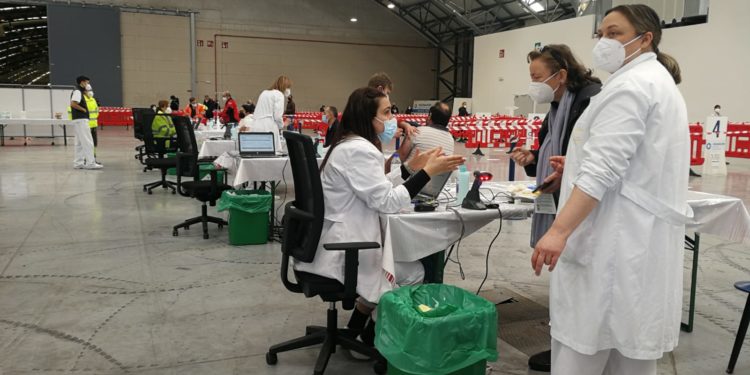 Vacunación masiva en Vigo… justo un año después