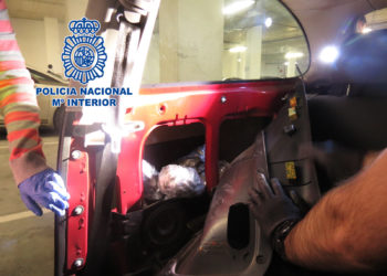 La Policía Nacional de Vigo detiene a dos hombres con más de 30 kilos de hachís ocultos en un coche