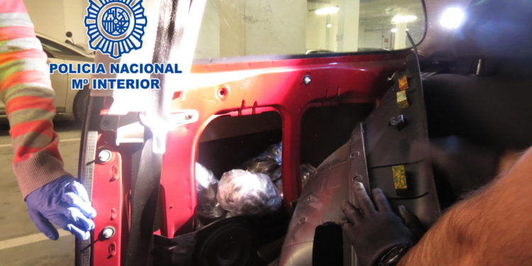 La Policía Nacional de Vigo detiene a dos hombres con más de 30 kilos de hachís ocultos en un coche