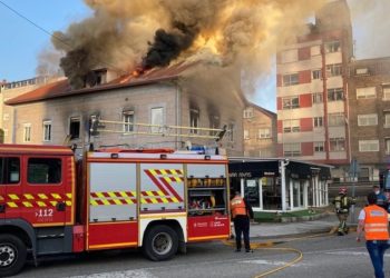 Arrasadas por el fuego las dos plantas del edificio que ardió en Redondela