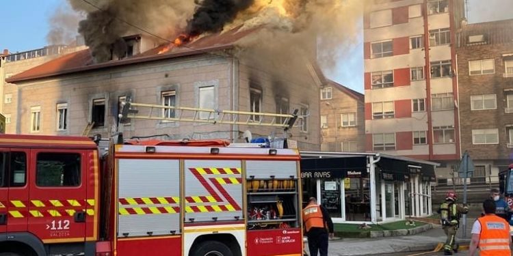 Arrasadas por el fuego las dos plantas del edificio que ardió en Redondela