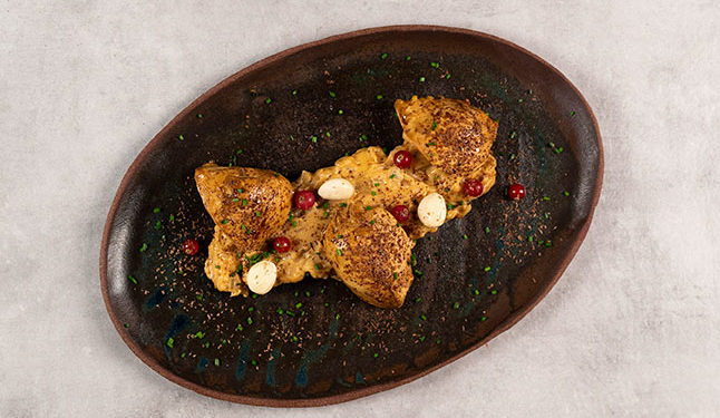 Pollo macerado con salsa de turrón