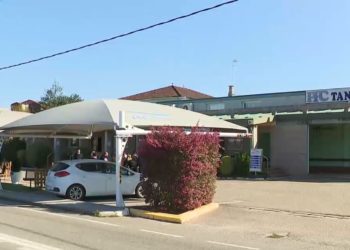 Una multitud despide con un desgarrador silencio a la familia fallecida en Salceda