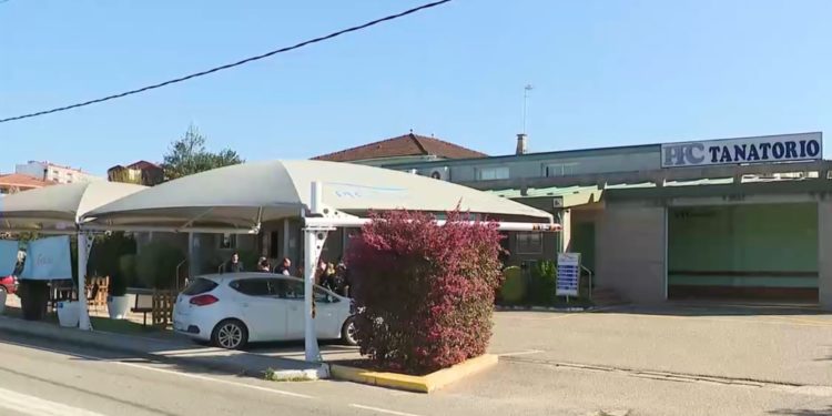 Una multitud despide con un desgarrador silencio a la familia fallecida en Salceda