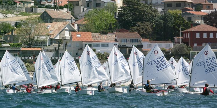 Comienza en la ría de Vigo el Trofeo Vithas con 100 optimist
