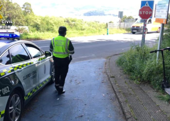 Sorprenden a un moañés circulando drogado y en patinete eléctrico por una vía interurbana