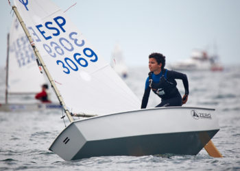 El vigués Miguel Rodríguez y la coruñesa Pepa Bermúdez de Castro ganan el Trofeo Vithas de Optimist