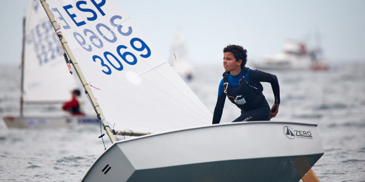 El vigués Miguel Rodríguez y la coruñesa Pepa Bermúdez de Castro ganan el Trofeo Vithas de Optimist