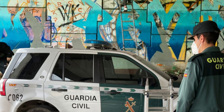 La Guardia Civil denuncia a cuatro jóvenes por una pintada en O Porriño