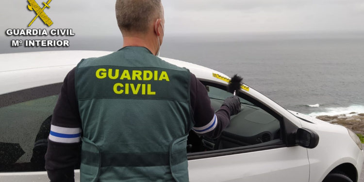 La Guardia Civil detiene a un vecino de Vigo como presunto autor de una decena de robos en vehículos