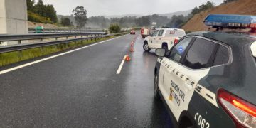 Dos personas resultan heridas al chocar un coche contra otro vehículo accidentado en la A-52 a la altura de Ponteareas