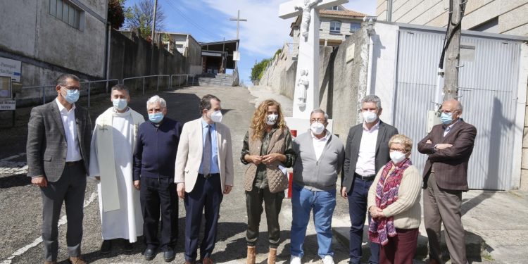 Un cruceiro de pedra para Lavadores