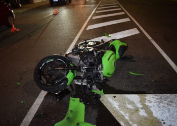 El motorista herido grave en Vigo permanece en la UCI con múltiples fracturas