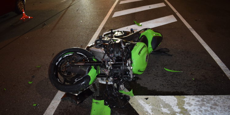El motorista herido grave en Vigo permanece en la UCI con múltiples fracturas