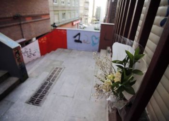 Escaleras calle Don Quijote Camelias Romil fallecida