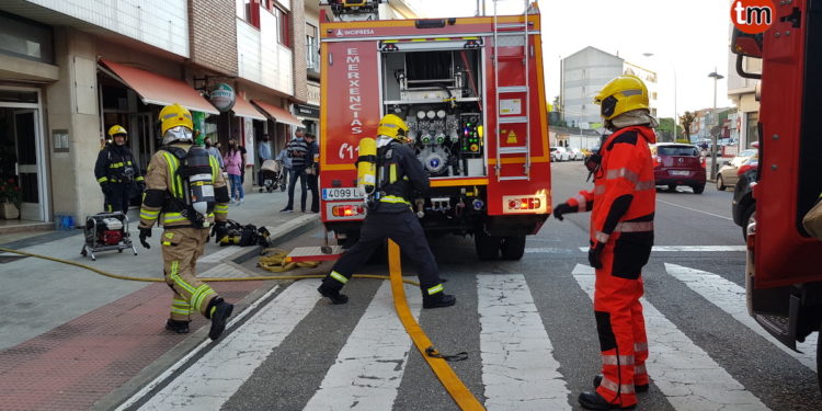 Un hombre evacuado al Cunqueiro y un edificio desalojado por un incendio en A Guarda