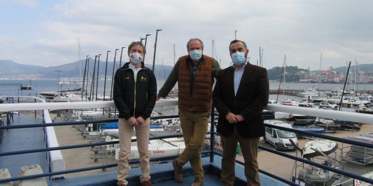 De izquierda a derecha los presidentes de Liceo Marítimo de Bouzas (Miguel Pereira Barreiro) y Real Club Náutico de Vigo (José Antonio Portela) y el secretario del Real Club Náutico de Rodeira (Roberto Enrique García). / Foto: RCNV