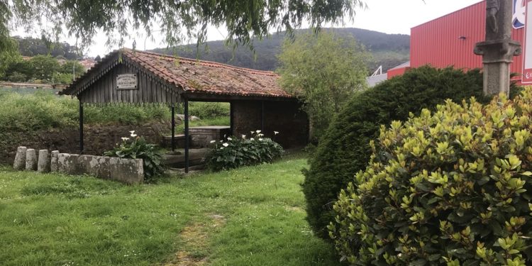 Lavadeiro de Xixolla, datado no ano 1913 segundo consta na pedra labrada sobre o cano