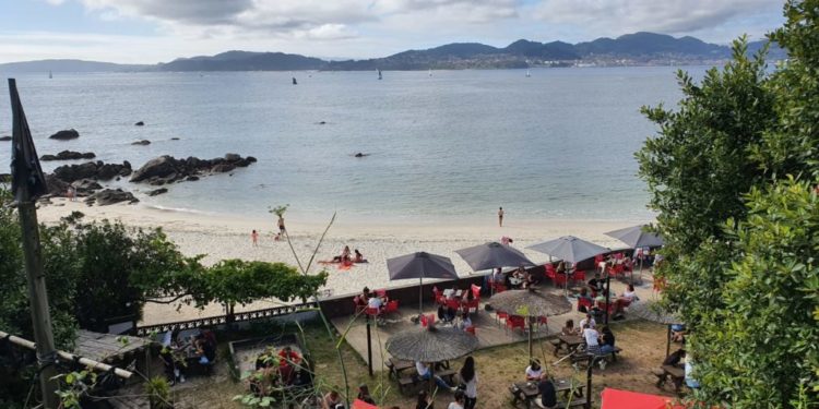 Una joven buscada por la Justicia, localizada en Vigo tras acampar en una playa