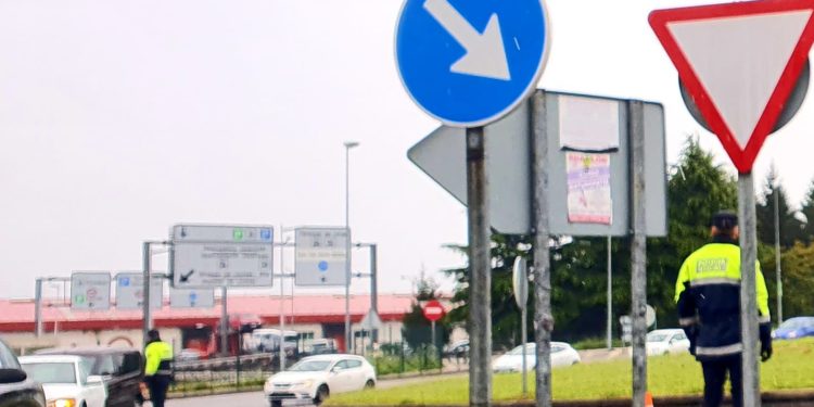 Colas, aparcamientos llenos y apoyo de la Policía Local en una nueva jornada de vacunación en el Ifevi