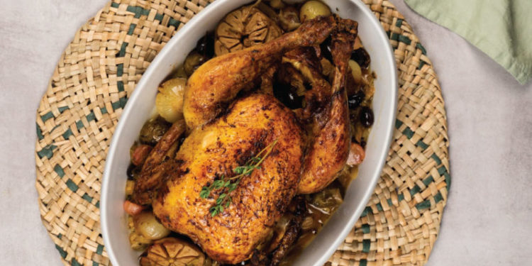 Pollo asado con verduras y aceitunas negras