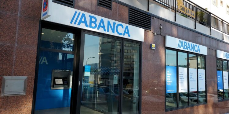 Atraco a punta de pistola y cuchillo en una sucursal bancaria de Vigo