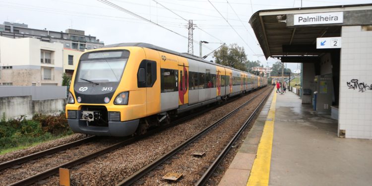 Comboios de Portugal tren Valença Lisboa eléctrico