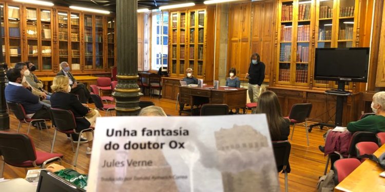 A Sociedade Jules Verne de Vigo (SJVV), asociación cultural fundada no ano 2012, presentou hoxe na Biblioteca da Escola Municipal de Artes e Oficios a primeira tradución ao galego da obra de Verne ‘Unha fantasía do doutor Ox’