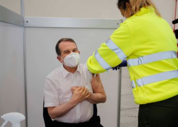Abel Caballero, vacunado: «Ni sentí el pinchazo ni pregunté cuál era, hay que venir»