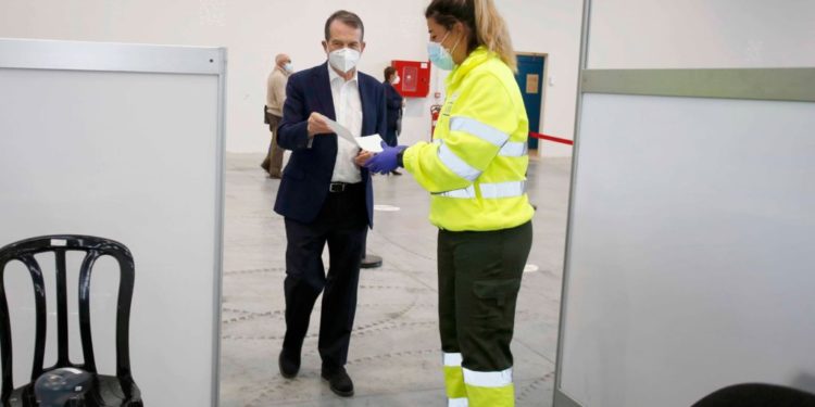 Caballero pide a los jóvenes que acudan a los cribados: “Ya sé que es una lata, pero supone salvar vidas”