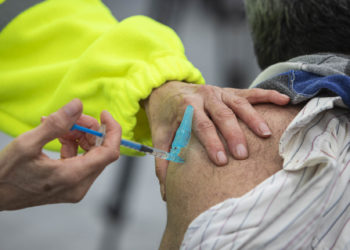 El Sergas vacunará este Jueves y Viernes Santo a  5.729 personas en el  área sanitaria de Vigo